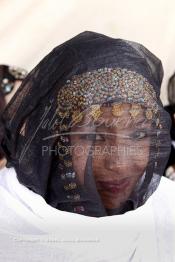 Image du Maroc Professionnelle de  La mariée est assise devant une tente durant la célébration de son mariage au moussem de Tan Tan, qui est organisé dans un site désertique sur lequel la ville de Tan Tan a toujours accueilli la majorité des tribus et des grandes familles nomades du désert lors d'un grand moussem, Samedi 24 Mars 2012. (Photo / Abdeljalil Bounhar)
